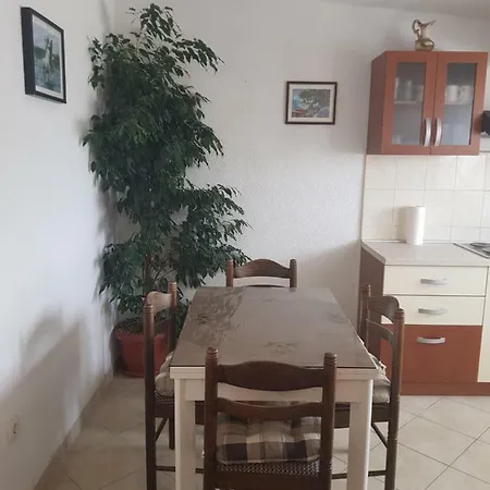 Lora Apartman *